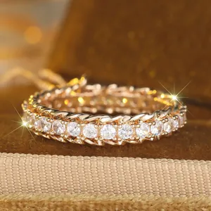 Goldener Eternity Ring mit runden Diamanten und gedrehter Kante in Samtbox