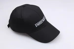 Schwarze Baumwoll-Baseballkappe Bridges mit hochwertiger weißer Stickerei und gebogenem Schirm