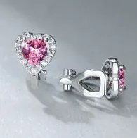 Vue détaillée des boucles d'oreilles cœur argentées avec zircon rose et cristaux blancs
