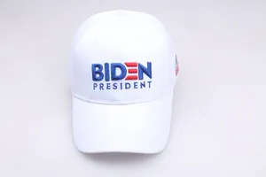 Detail der Biden President Stickerei und US-Flagge auf einer weißen Baumwollkappe