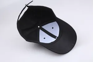 Innenansicht der Death Stranding Baseballkappe mit verstellbarem Riemen und Metallschnalle