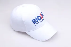 Nahaufnahme der BIDEN PRESIDENT 3D-Stickerei auf einer weißen Baumwoll-Basecap