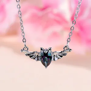 Gotische Fledermaus-Halskette mit birnenförmigem Edelstein und silberner Gliederkette