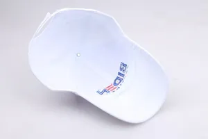 Detail einer weißen Biden-Baseballkappe mit vintage Biden-Schriftzug innen und Verstellriemen