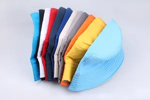 Vista dettagliata di undici cappelli alla pescatora in cotone colorato disposti a ventaglio