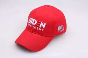 Detailansicht der weißen Biden President Stickerei und US-Flagge auf roter Baumwollkappe