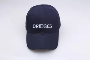 Detaillierte BRIDGES Stickerei auf einer dunkelblauen Death Stranding Baumwoll-Cap