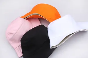 Vista piatta di cappelli alla pescatora in rosa, arancione, bianco e nero con cuciture
