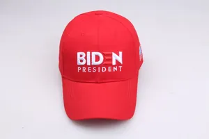 Detailaufnahme der Biden President Bestickung und USA Flagge auf der roten Baseballkappe