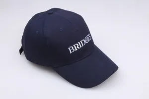Detail der weißen BRIDGES Stickerei auf der dunkelblauen Baumwoll-Baseballkappe