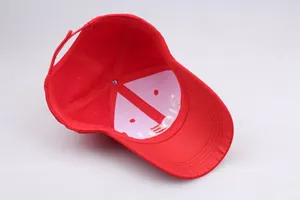 Detail der Innenseite der roten Baumwoll-Baseballkappe mit Futter und Klettverschluss