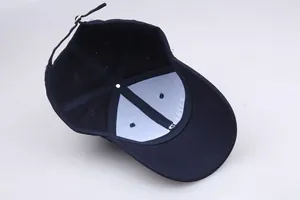 Detail der dunkelblauen Baseballkappe innen mit Nähten und verstellbarem Metallband