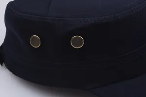 Detail der dunkelblauen Militärmütze mit Belüftungslöchern und präzisen Nähten