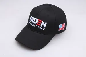 Detail des bestickten Biden-Logos und der US-Flaggen-Aufnäher auf der schwarzen Baseballkappe
