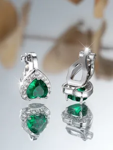 Détails de boucles d'oreilles clips coeur argentées avec zircon vert et cristaux