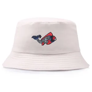 Cappello a secchiello beige con ricamo di carpa koi in cotone, vista frontale professionale