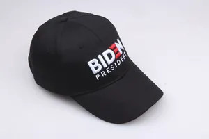 Detail der Biden President Stickerei auf schwarzer Baumwoll-Baseballkappe aus Twill