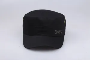 Detail einer schwarzen Baumwoll-Military-Cap mit silberner Plakette und Belüftungsölen