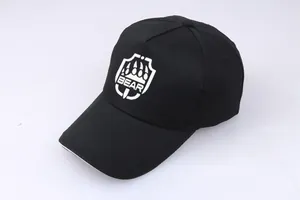 Détail de la casquette de baseball noire avec logo BEAR blanc et imprimé patte d'ours