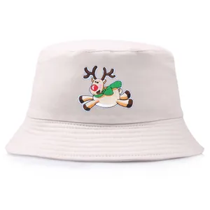 Chapeau bob en coton beige avec broderie festive de renne sur fond blanc épuré