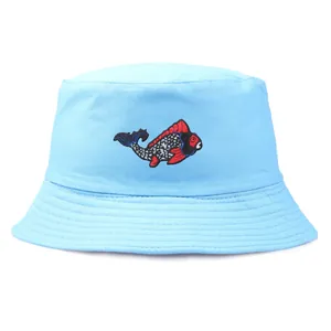 Cappello a secchiello azzurro in cotone con ricamo di pesci colorati stile etnico