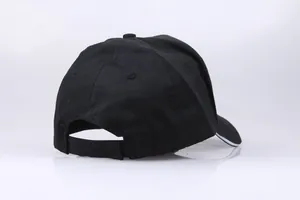 Verstellbare schwarze Baseballkappe mit Riemen hinten und weißer Kontrastkante am Schirm