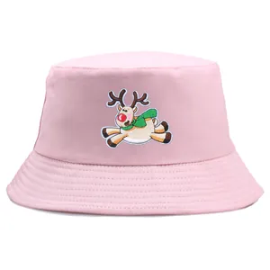 Bob rose en coton avec broderie de renne colorée sur un fond blanc épuré