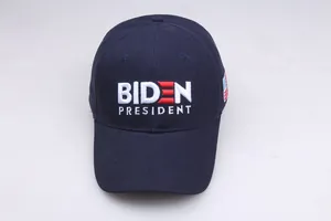 Nahaufnahme der BIDEN PRESIDENT 3D-Stickerei auf der dunkelblauen Baumwollkappe