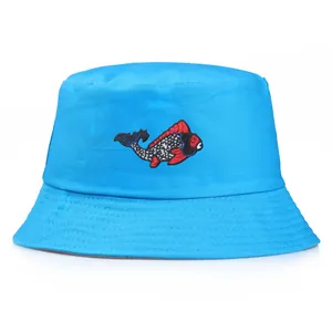 Cappello a secchiello in cotone celeste con ricamo di carpa koi colorata e tesa rinforzata