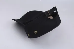 Detailansicht der Baumwoll-Flatcap mit Bronze-Lüftungslöchern und verstellbarer Schnalle