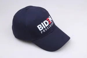 Nahaufnahme der BIDEN PRESIDENT Stickerei auf einer dunkelblauen Baumwoll-Baseballkappe