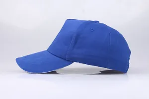 Seitenansicht einer königsblauen 5-Panel-Baumwoll-Baseballkappe mit gebogenem Schirm auf Weiß