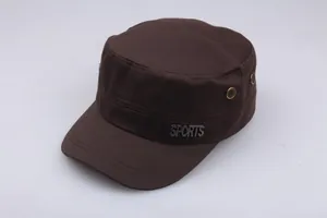 Detail einer dunkelbraunen Bundeswehr-Mütze mit Metallplakette und Luftlöchern