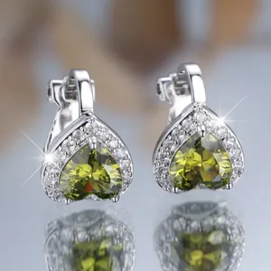 Boucles d'oreilles cœur en argent avec zircon vert olive et un halo de cristaux blancs