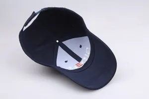 Detailansicht der dunkelblauen Baumwoll-Baseballkappe mit weißem Futter und Riemen