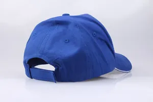 Rückansicht der blauen Baseballkappe mit Klettverschluss und feinen Nähten im Detail