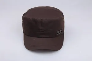 Details der dunkelbraunen Militärmütze mit SPORTS-Metalllogo und Canvas-Nähten