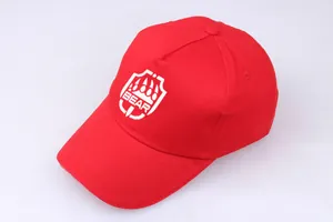 Détail de la casquette de baseball rouge avec broderie BEAR blanche et logo bouclier