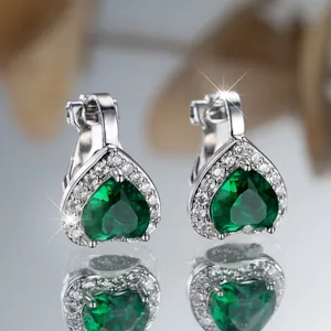 Boucles d'oreilles cœur en argent avec zircon vert et halo de diamants brillants