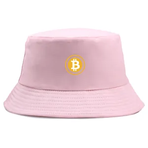 Sombrero de pescador rosa Bitcoin con logo bordado y ala pespunteada en fondo blanco