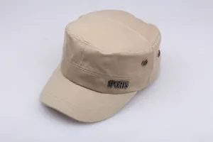 Detail der khakifarbenen Bundeswehr-Mütze aus Baumwolle mit SPORTS-Schild und Nieten