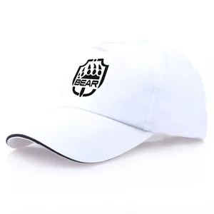 Casquette de baseball en coton blanc avec logo BEAR noir et motif griffe sur fond blanc