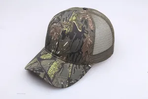 Dettaglio cappellino mimetico con rete traspirante verde militare sul retro