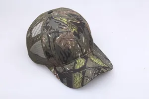 Dettaglio del cappellino trucker mimetico con rete traspirante e visiera curva robusta