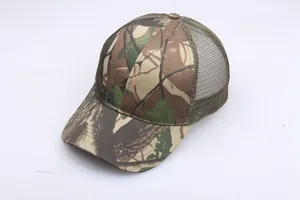 Dettaglio del cappellino mimetico con motivo jungle in tela e rete posteriore verde
