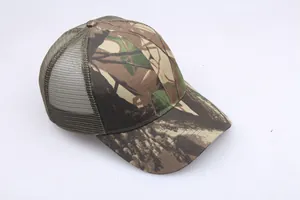 Dettaglio del cappello camouflage che mostra la rete traspirante e la stampa mimetica