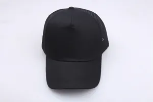 Détail du filet respirant à l'arrière et des panneaux en coton noir de la casquette