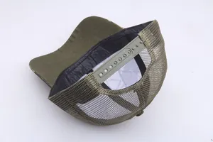 Dettaglio del cappellino trucker verde militare con retro in rete e chiusura a scatto