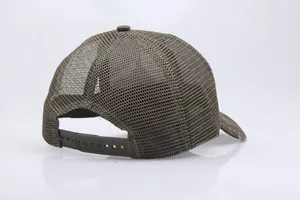 Dettaglio della chiusura snapback regolabile e della rete traspirante del cappello camo