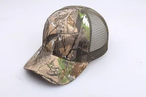 Dettaglio del cappellino trucker mimetico con rete traspirante e visiera curva
